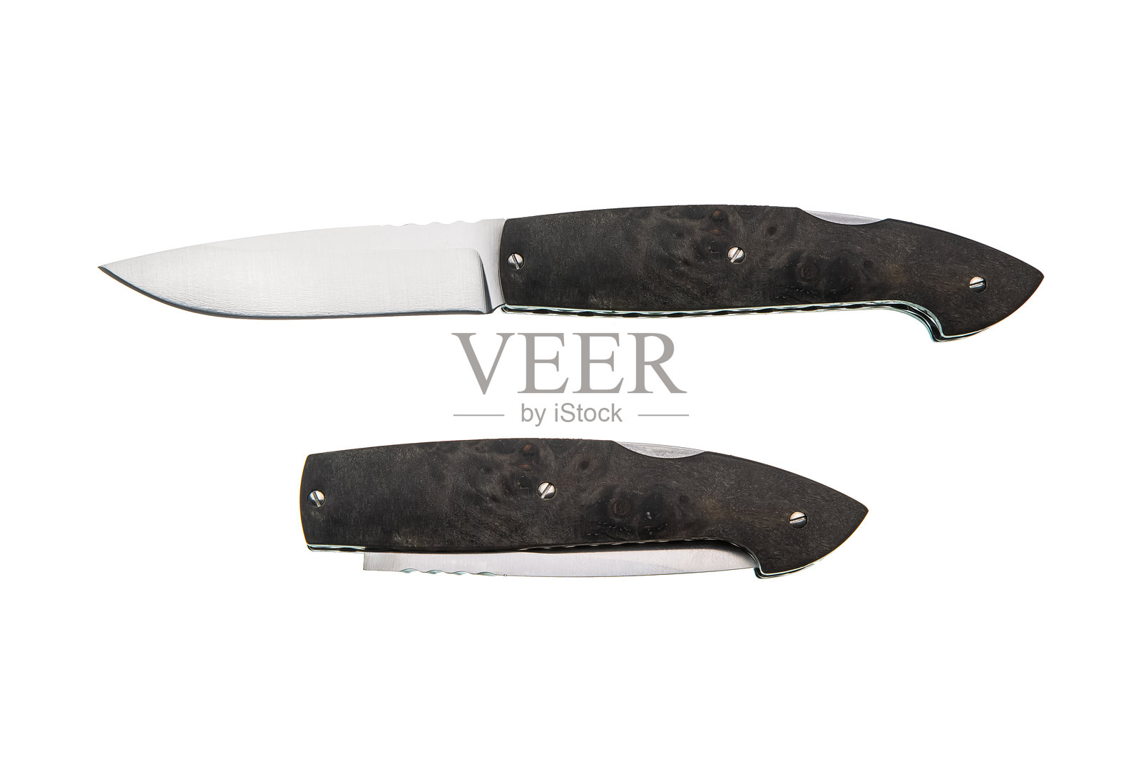 带有深色树瘤木手柄的折叠刀,展示打开和关闭两种状态,在白色背景上孤立。照片摄影图片