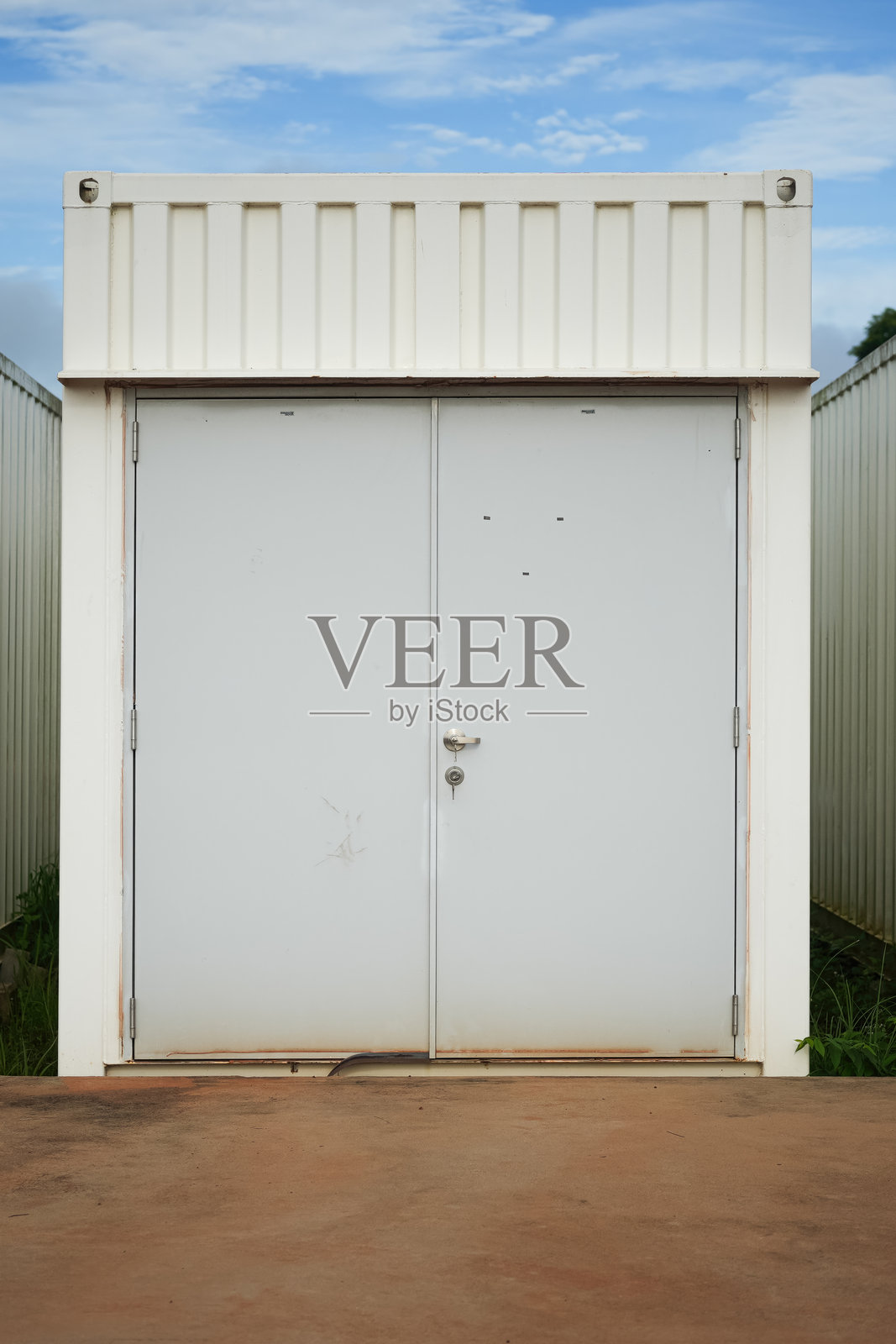 炼油厂工业厂房的开关设备控制室。照片摄影图片