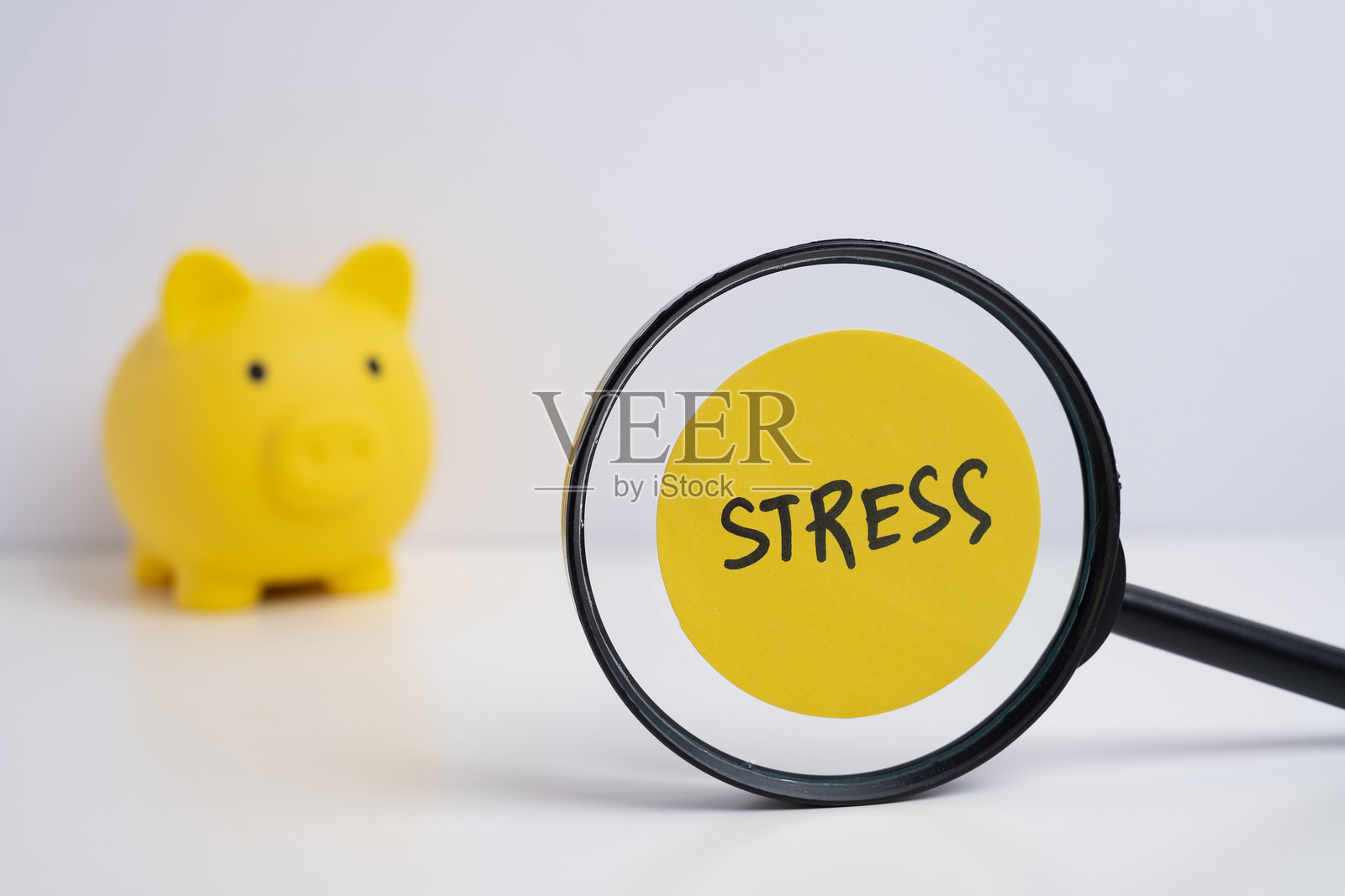 放大镜聚焦在金钱烦恼上。分析财务压力。照片摄影图片