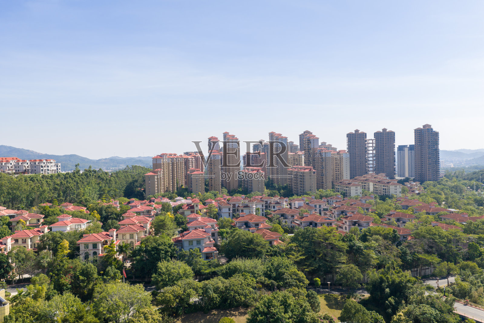 现代住宅区上方豪华公寓楼的鸟瞰图照片摄影图片