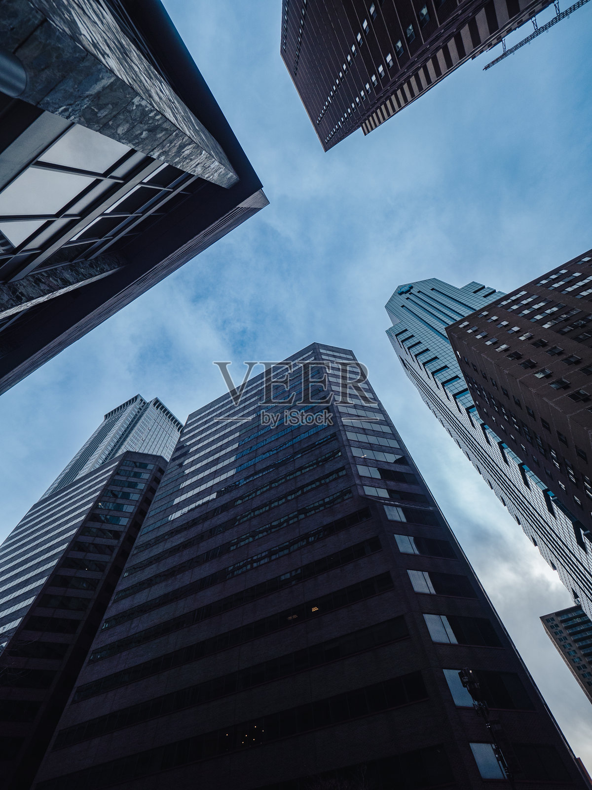 城市背景中摩天大楼直插云霄照片摄影图片