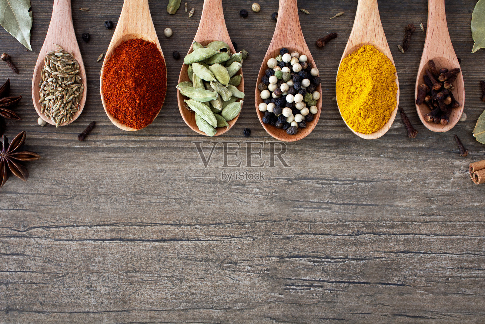 木勺上的香料照片摄影图片