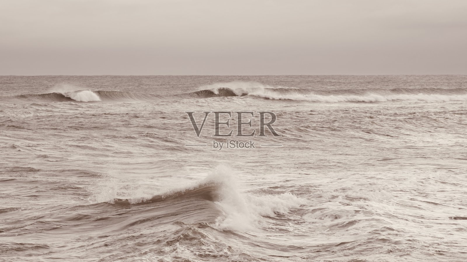 永恒的海洋韵律,单色棕褐色调下的海浪与光线研究照片摄影图片