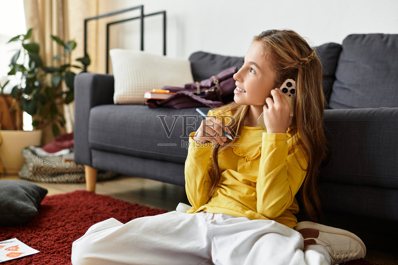 女孩在家享受放松的一天,一边聊天一边发挥创意照片摄影图片
