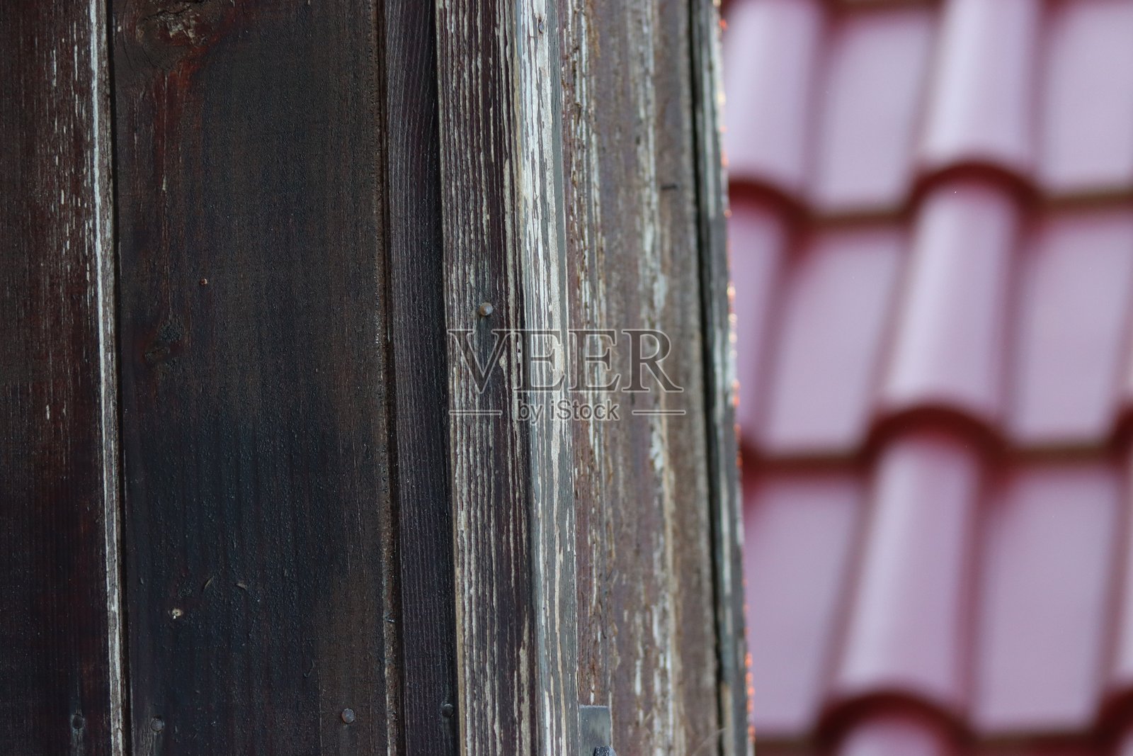 背景由老旧、破损的棕色木板构成。照片摄影图片