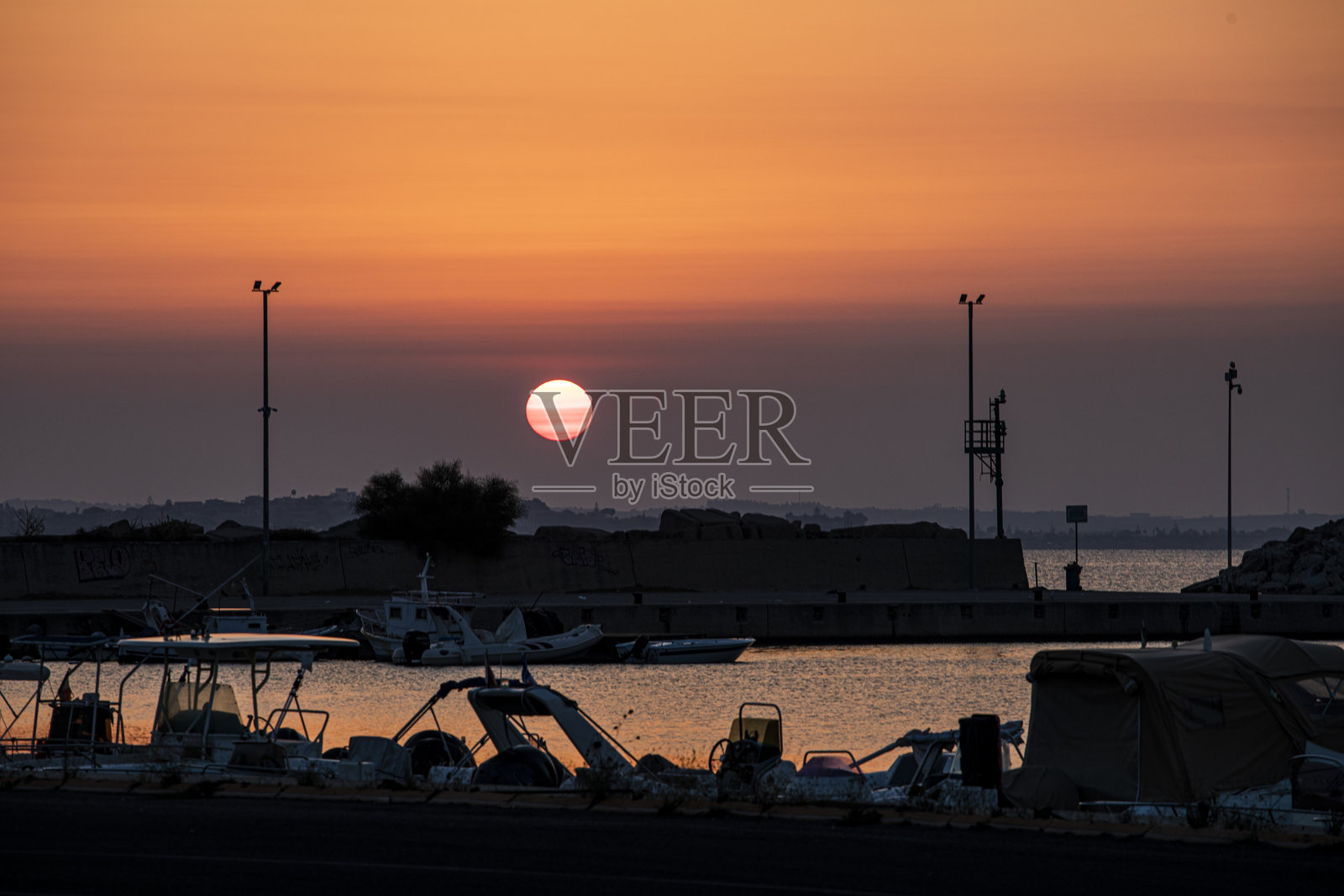 西西里岛码头附近的日出,有船只停泊。欧洲旅行照片摄影图片