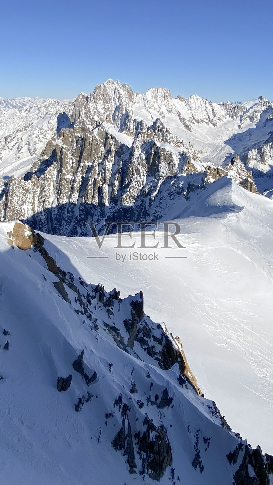被陡峭岩石山峰环绕的偏远高山冰川谷照片摄影图片
