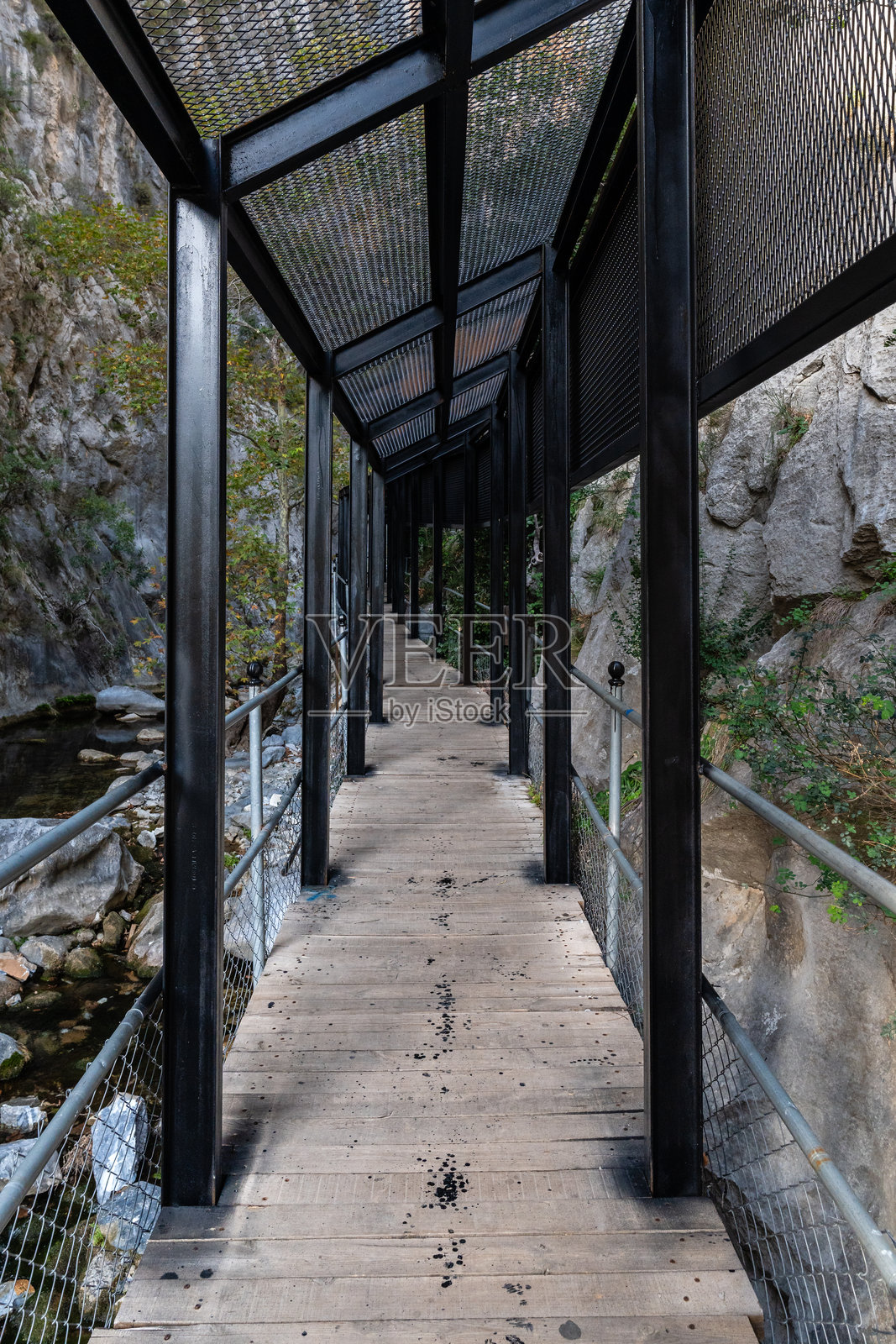 现代有顶木制走道和钢结构,建在石质河流峡谷和石灰岩悬崖旁照片摄影图片