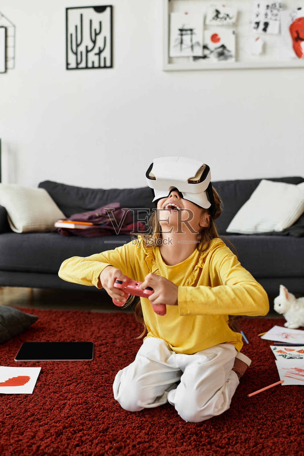 一个穿着舒适休闲服装的活泼女孩在家玩耍,探索虚拟世界照片摄影图片