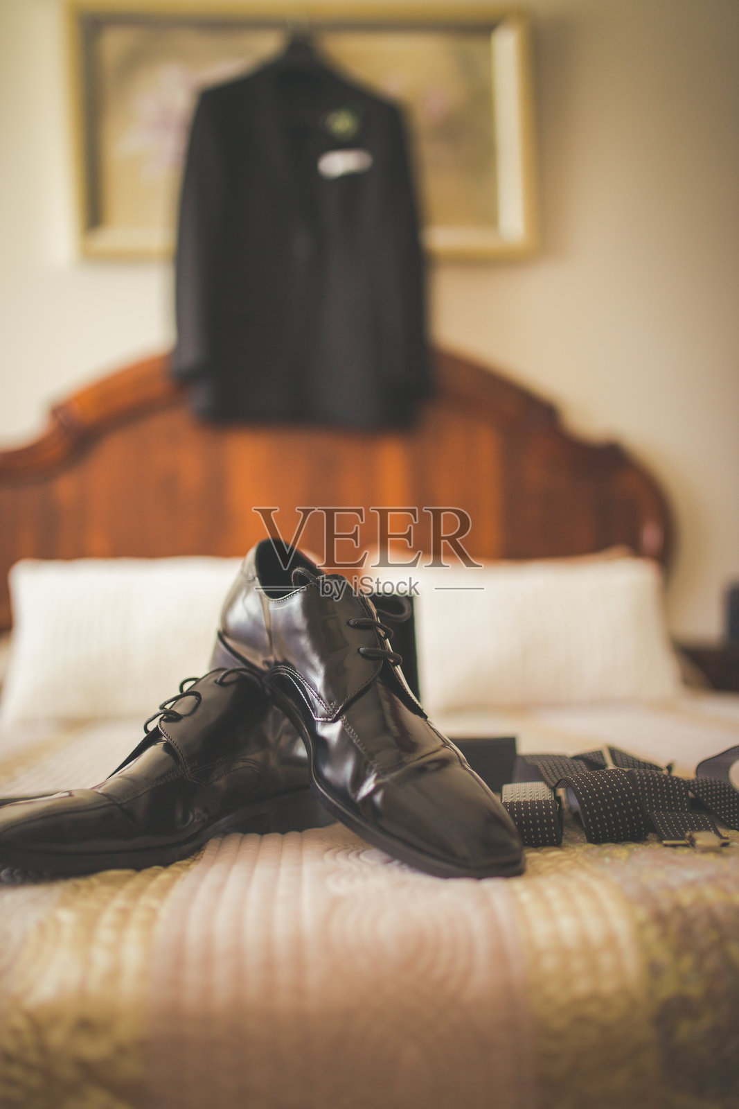 身着婚纱西装的优雅新郎正在拍摄婚纱照照片摄影图片