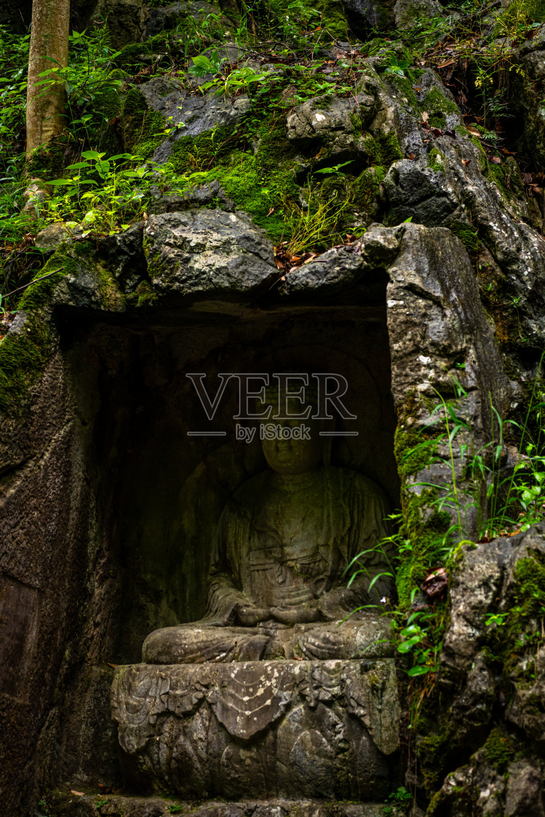 从远方飞来的飞来峰,位于中国杭州灵隐寺旁照片摄影图片