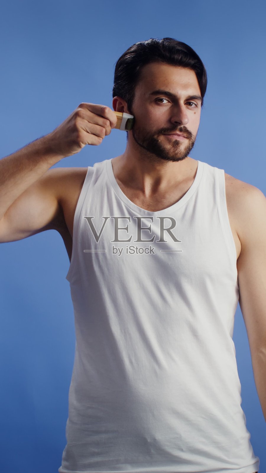 年轻男子进行面部提拉按摩——呵护照片摄影图片