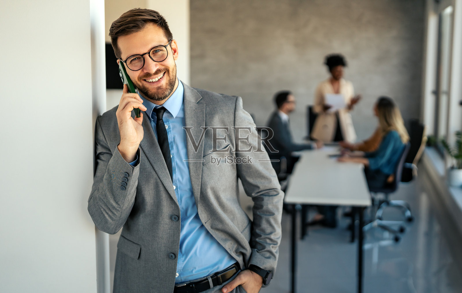 自信的商界人士身着西装领带,在现代办公室里展现高管风范照片摄影图片