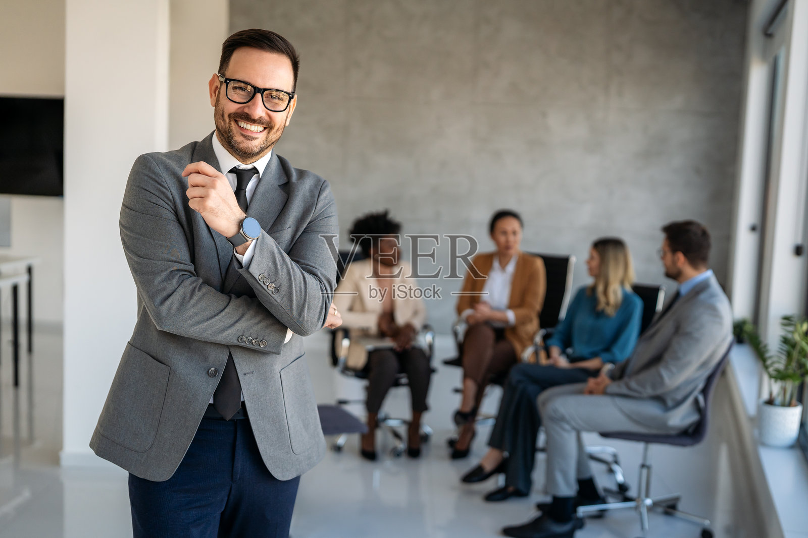 办公室专业人士,强调团队合作、协作、领导力和创新照片摄影图片