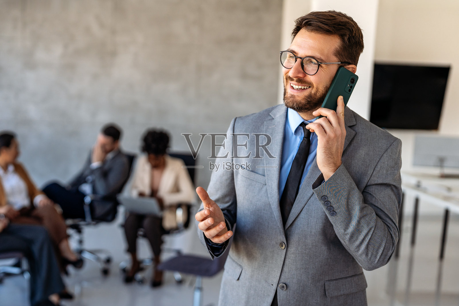 自信的商界人士身着西装领带,在现代办公室展现高管领导力照片摄影图片