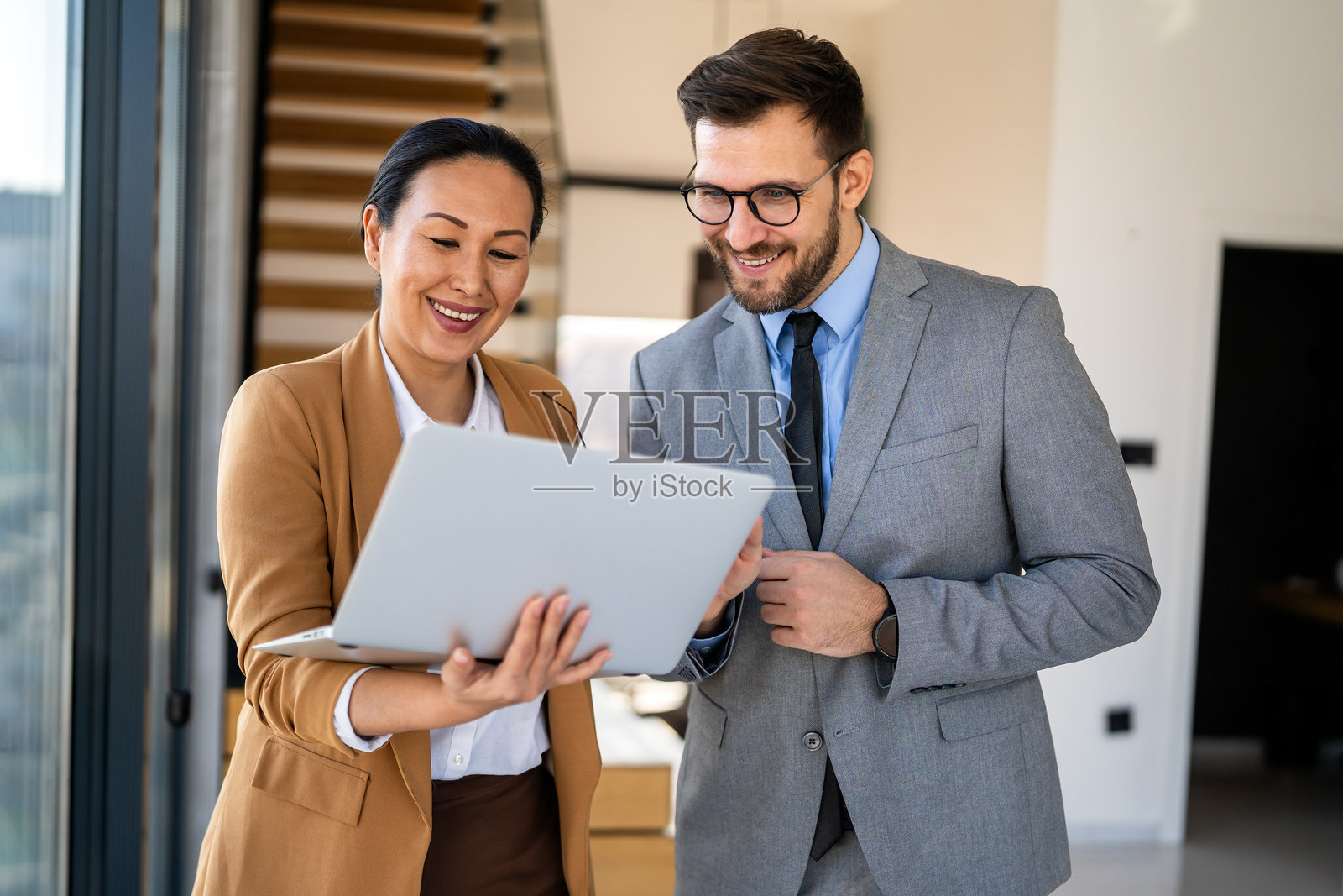 一群年轻的商务人士在公司办公室里作为团队协作和交流照片摄影图片