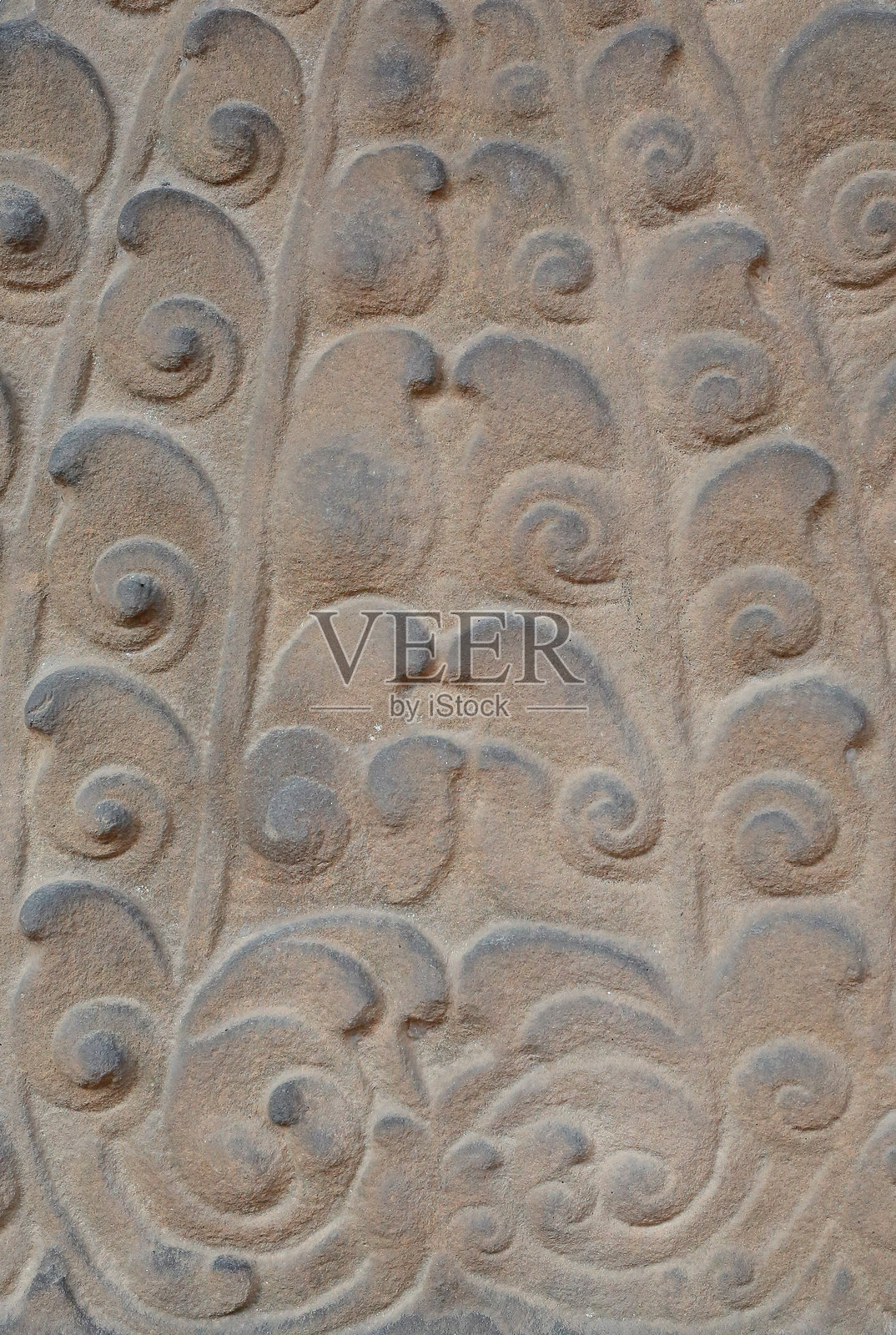 精美的柬埔寨传统花卉石雕,展现了古老寺庙建筑的精湛工艺。照片摄影图片