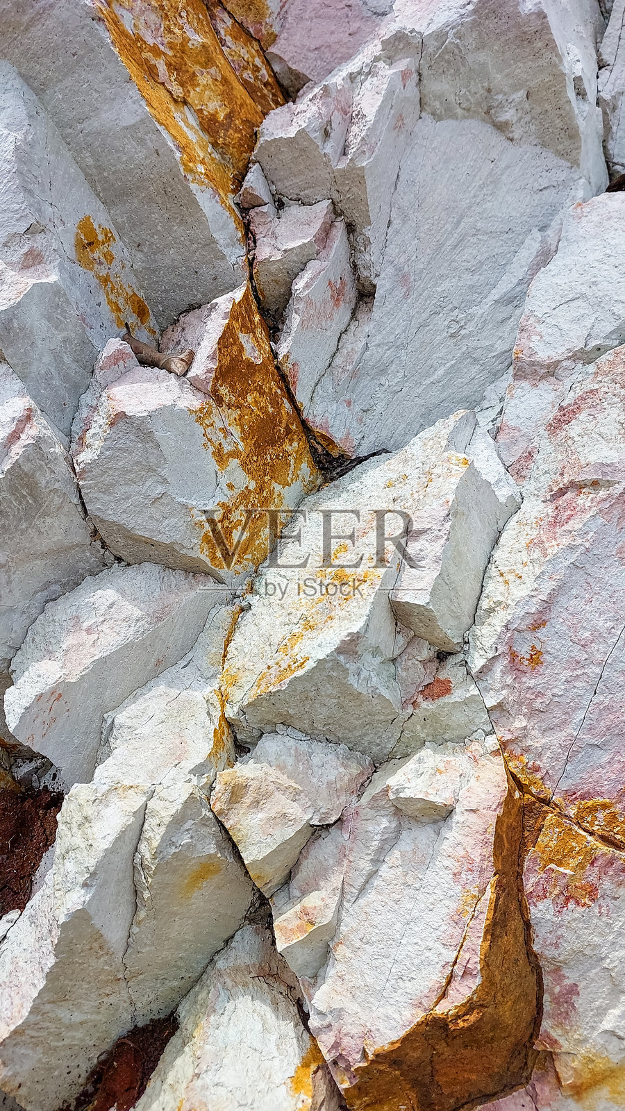 热带国家海滩边缘发现的岩石照片摄影图片