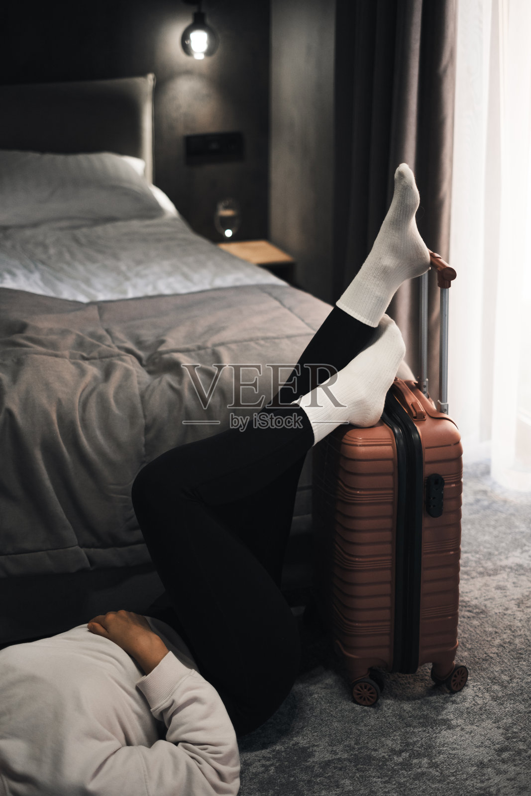 独自旅行后休息的女人腿部特写照片摄影图片