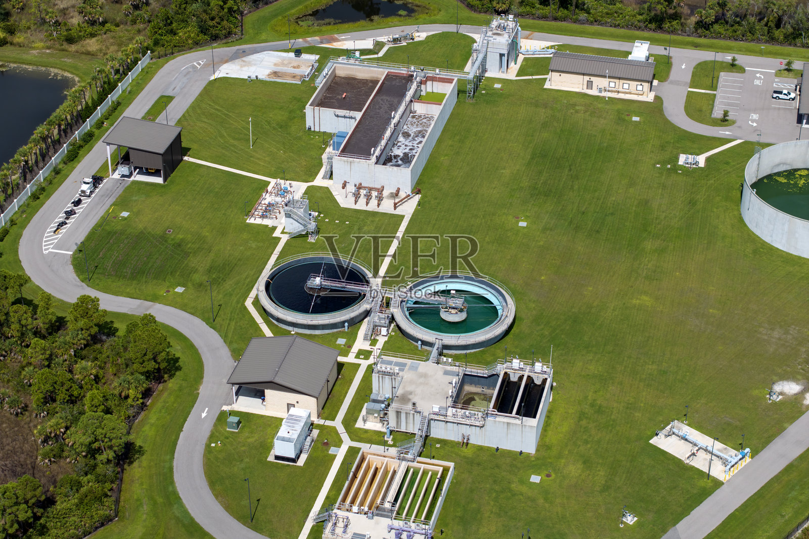 工业水处理厂,配有水净化储水池和管道系统照片摄影图片