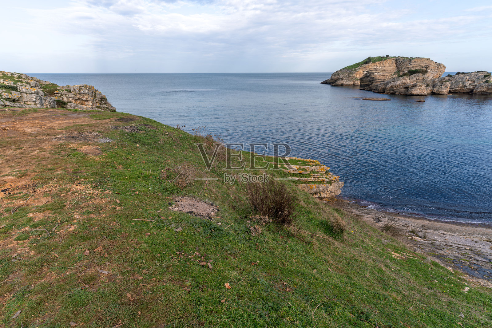 萨达拉湾清澈的海水和岩石海岸线照片摄影图片