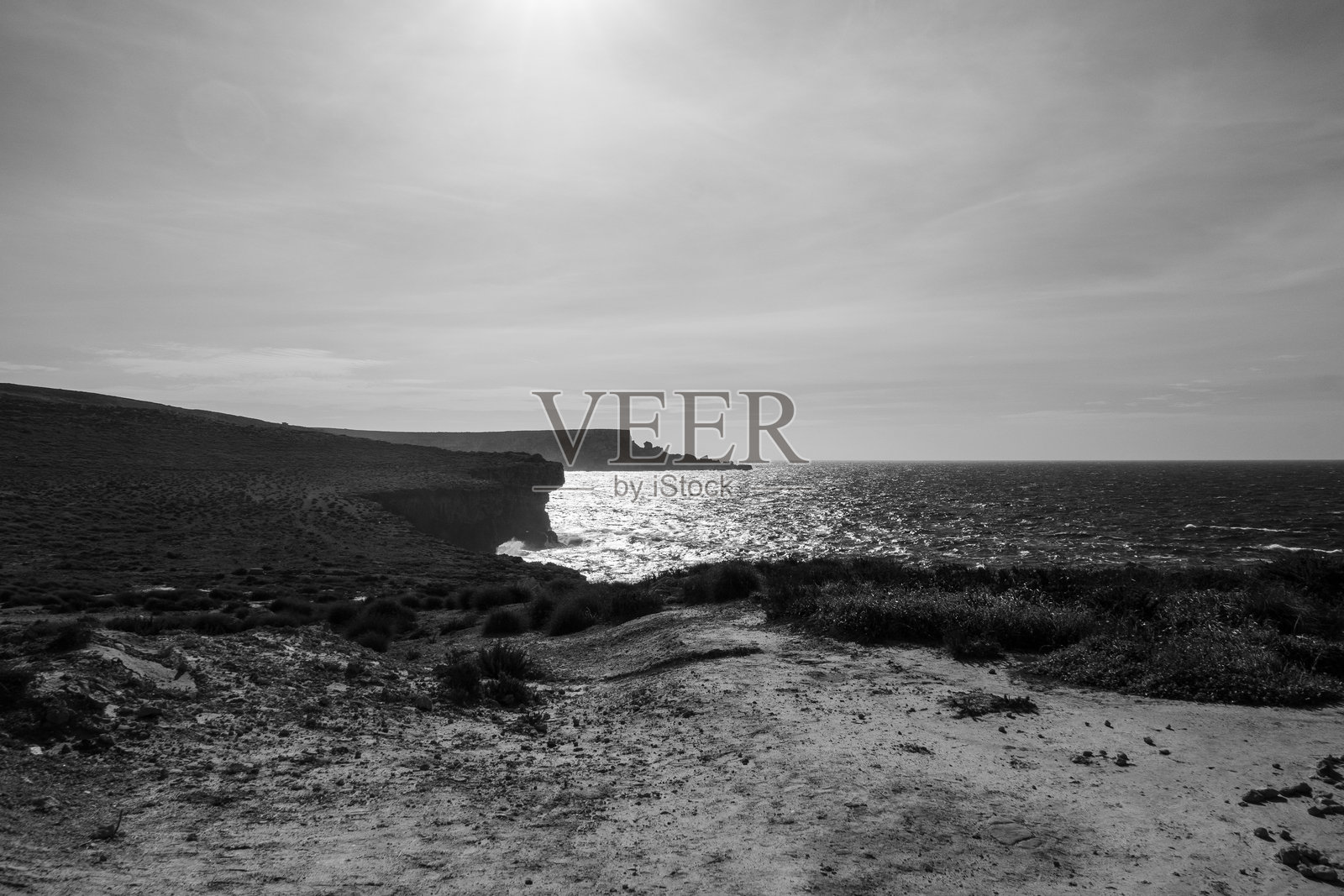 马耳他大力水手村附近崎岖悬崖和开阔海域的黑白景观,强调纹理、对比度和戏剧性的海岸光线照片摄影图片