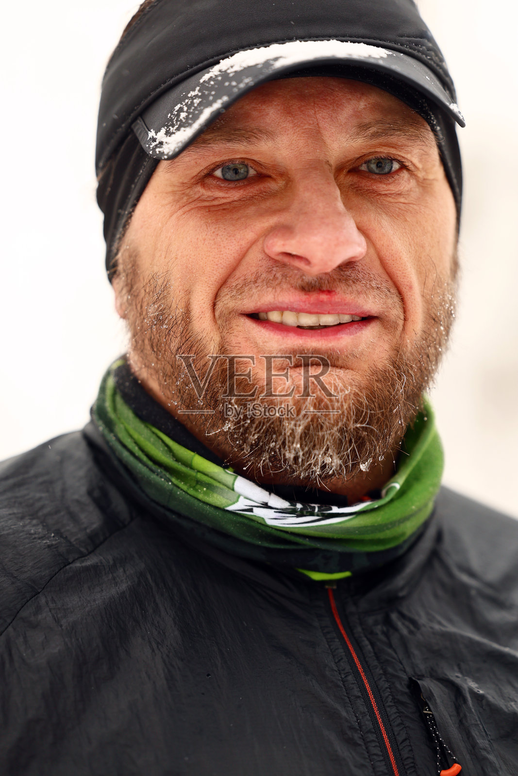穿着冬季运动装备微笑的男人,准备参加户外活动照片摄影图片