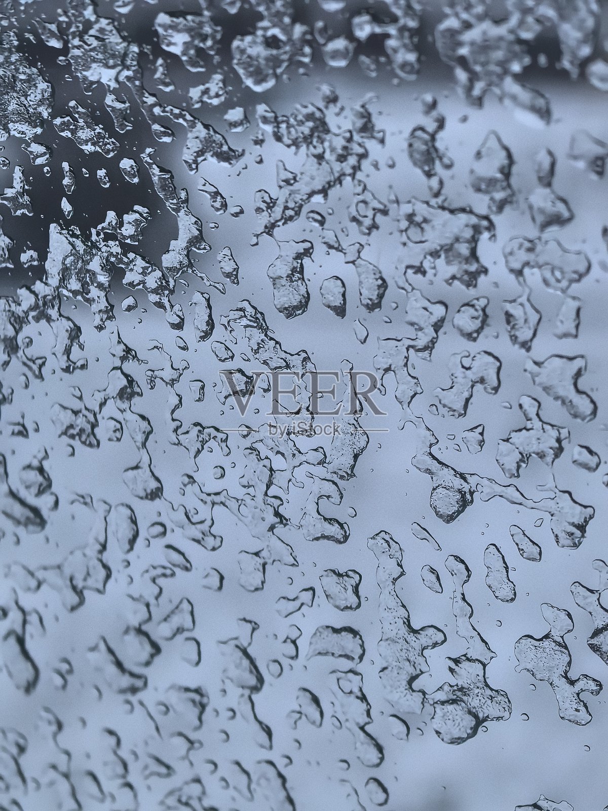 透过覆盖着雪的窗户看到的景象,窗户上的雪,冬天的城市,冬日城市景观,窗户上的霜,城市里的冬天,雪覆盖街道的美丽照片照片摄影图片