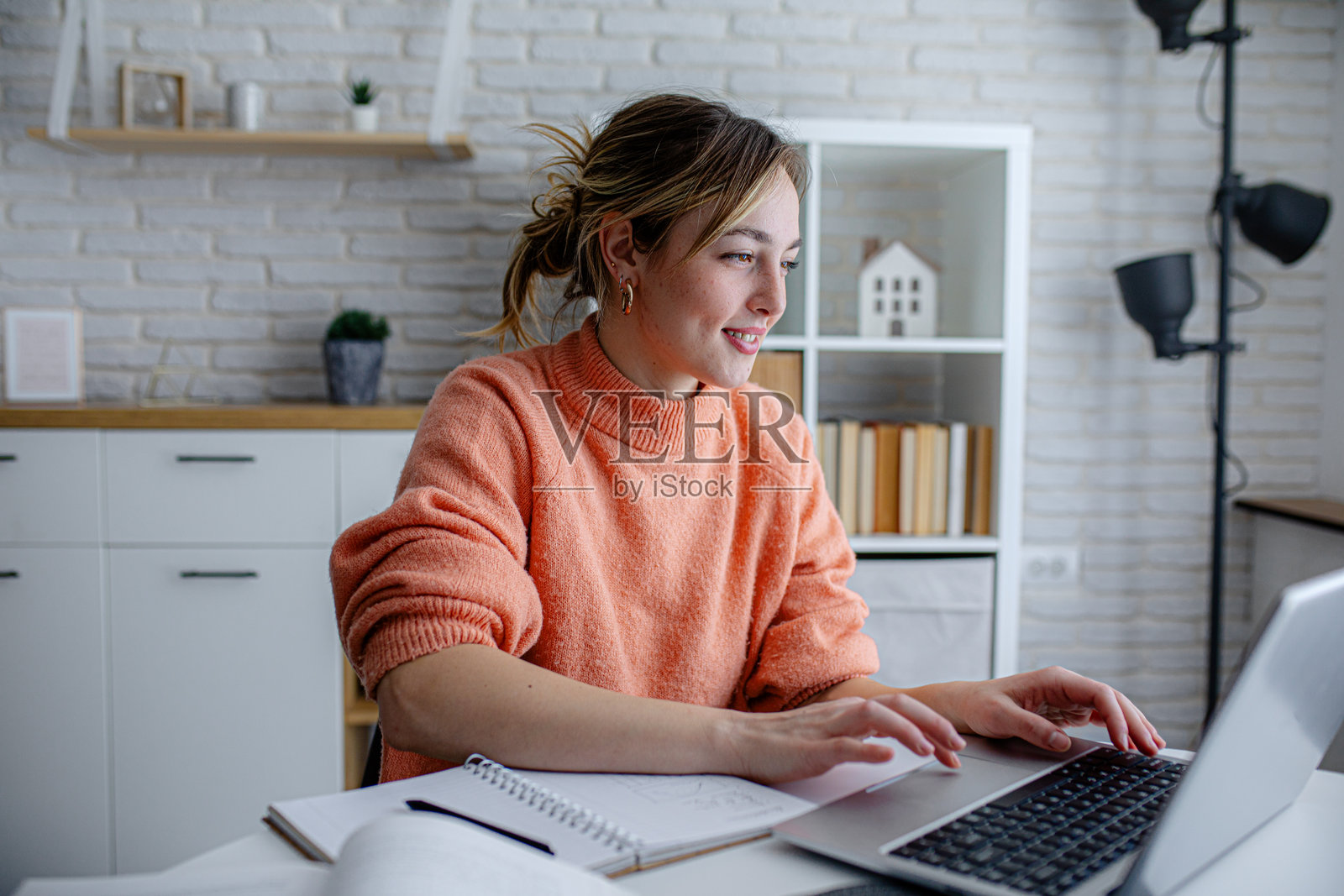 专注的女性在室内用笔记本电脑学习照片摄影图片