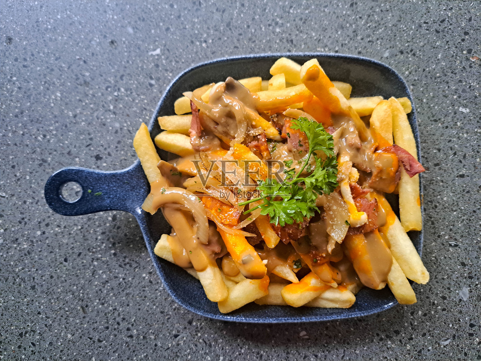 炸薯条肉汁奶酪薯条,配酥脆炸薯条、烟熏牛肉、白玉菇、焦糖洋葱、芝士酱、帕玛森芝士和褐酱。菜单。俯视。照片摄影图片