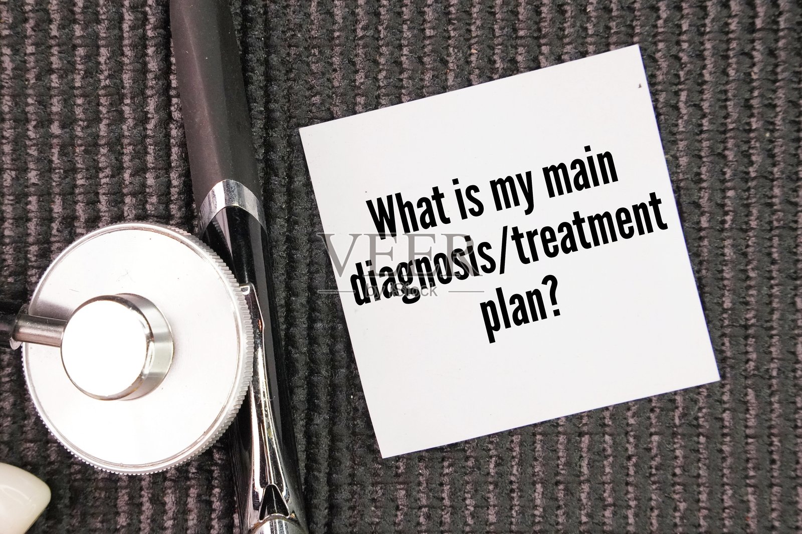 听诊器和纸上的问题:我的主要诊断或治疗计划是什么?照片摄影图片