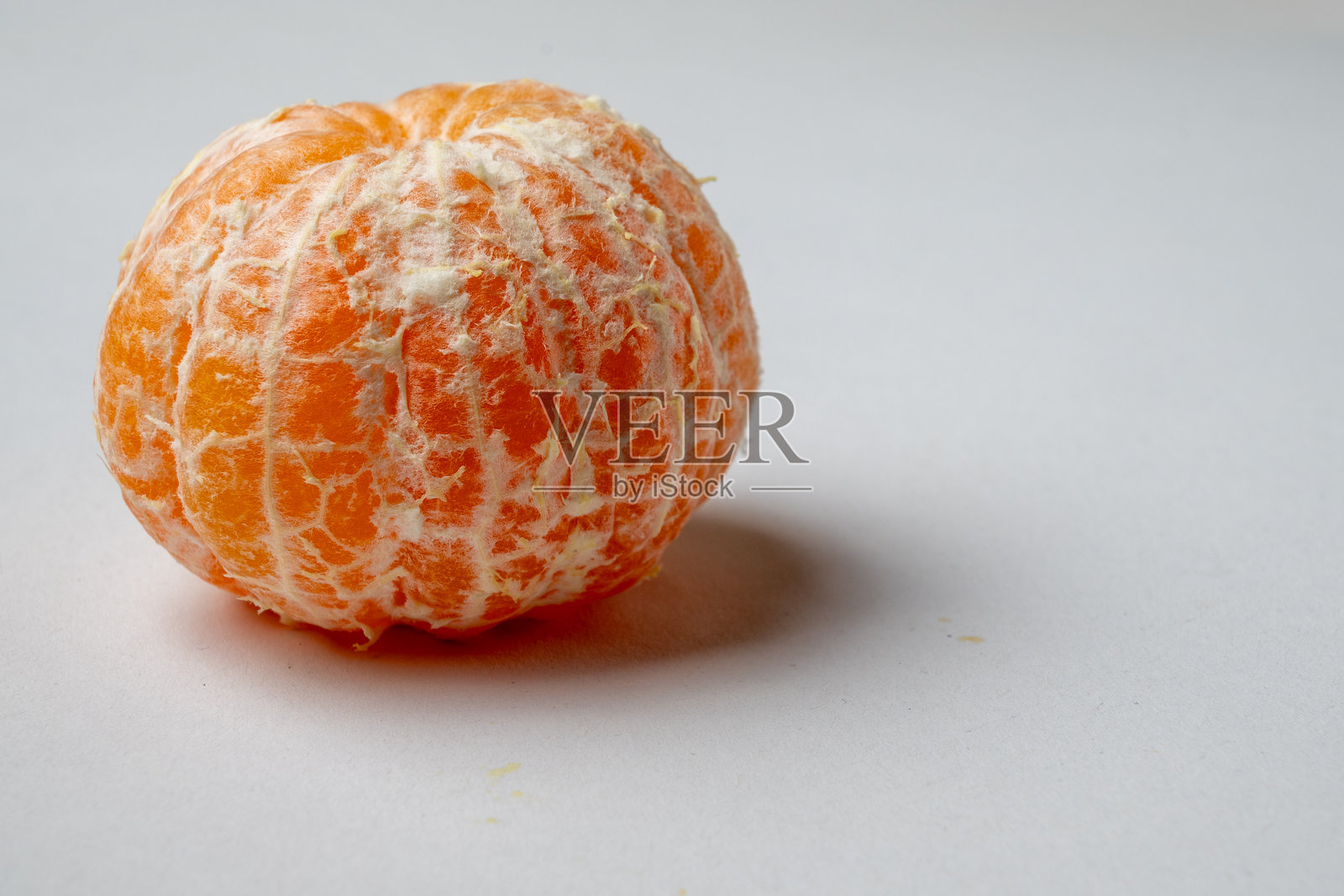 剥了皮的橘子特写,背景为白色照片摄影图片