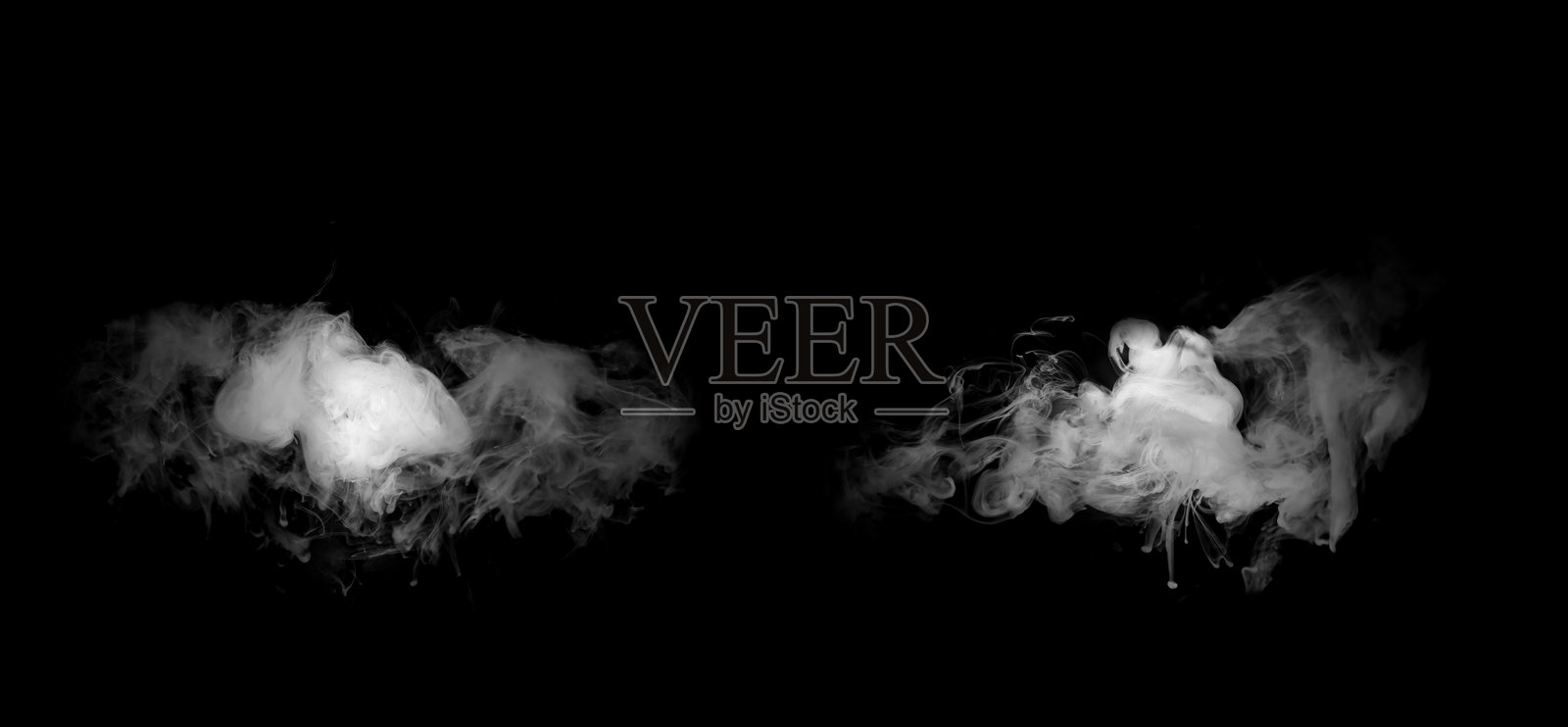 两团抽象的白色烟雾云,孤立在黑色背景上。漂浮的薄雾纹理,用于设计叠加、戏剧性氛围、神秘效果、蒸汽运动、黑暗艺术背景和创意视觉构图。照片摄影图片