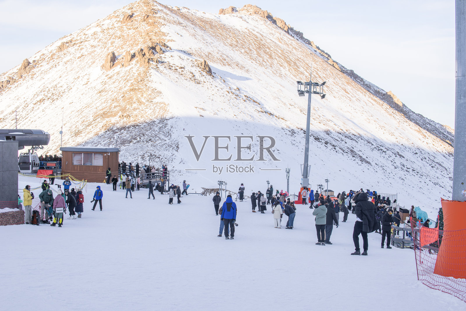 人群大排长龙等待乘坐山区缆车,游客在繁忙的缆车站排起长队,正值旅游旺季,这代表着大众旅游、旅游需求、户外休闲和热门山区目的地。照片摄影图片