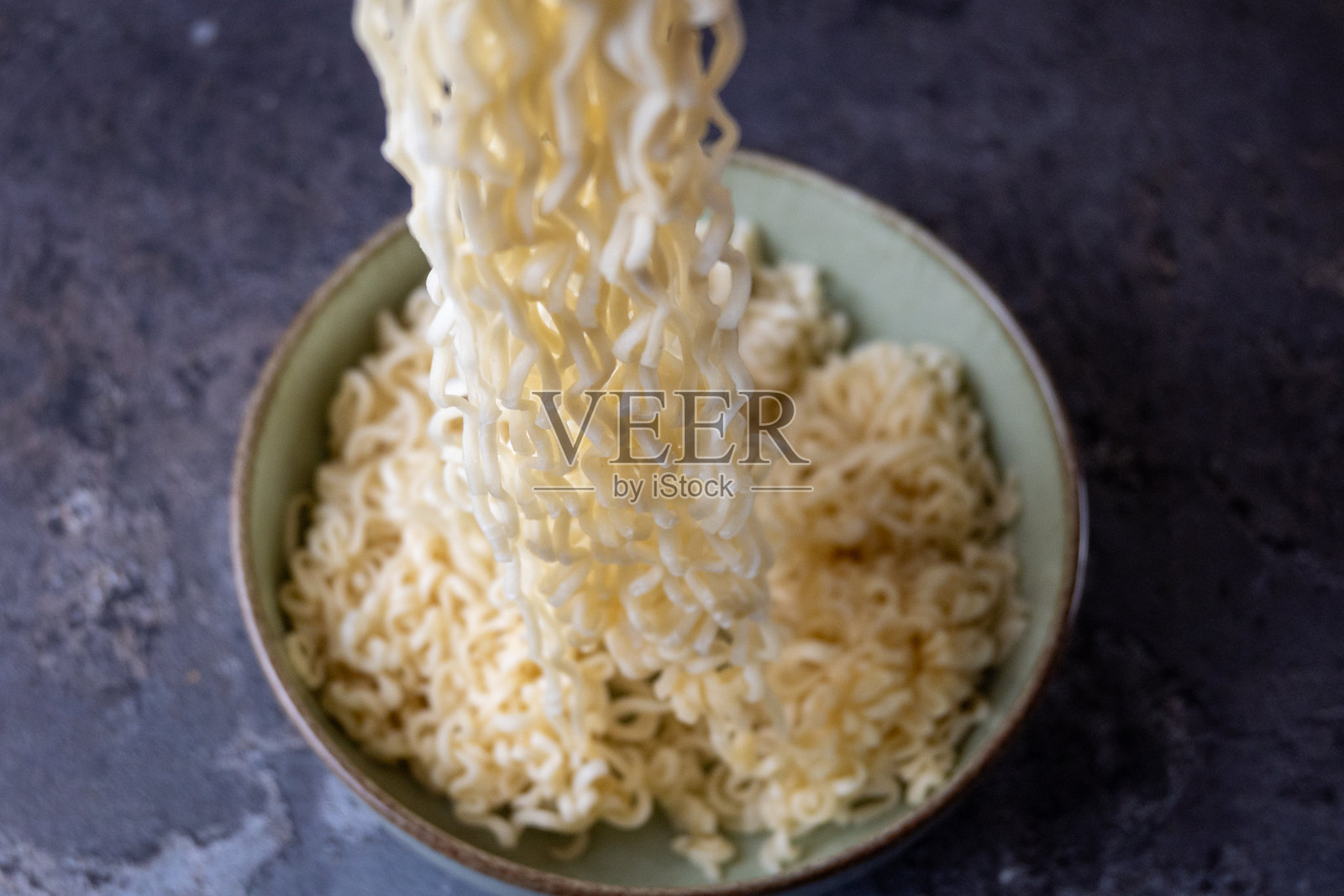 碗里的方便面被举起照片摄影图片