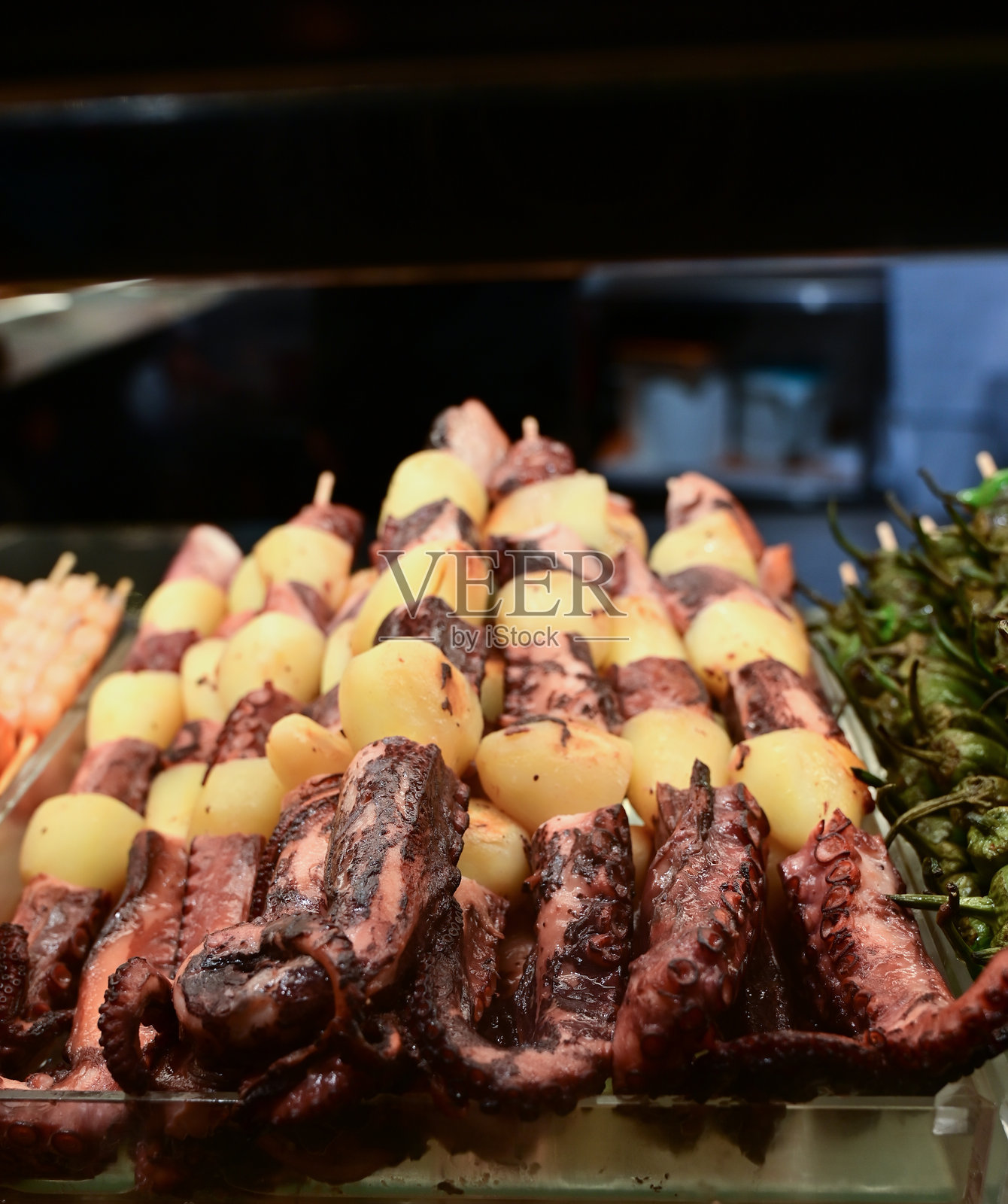 特写镜头:煮章鱼和土豆,作为小吃盛放照片摄影图片