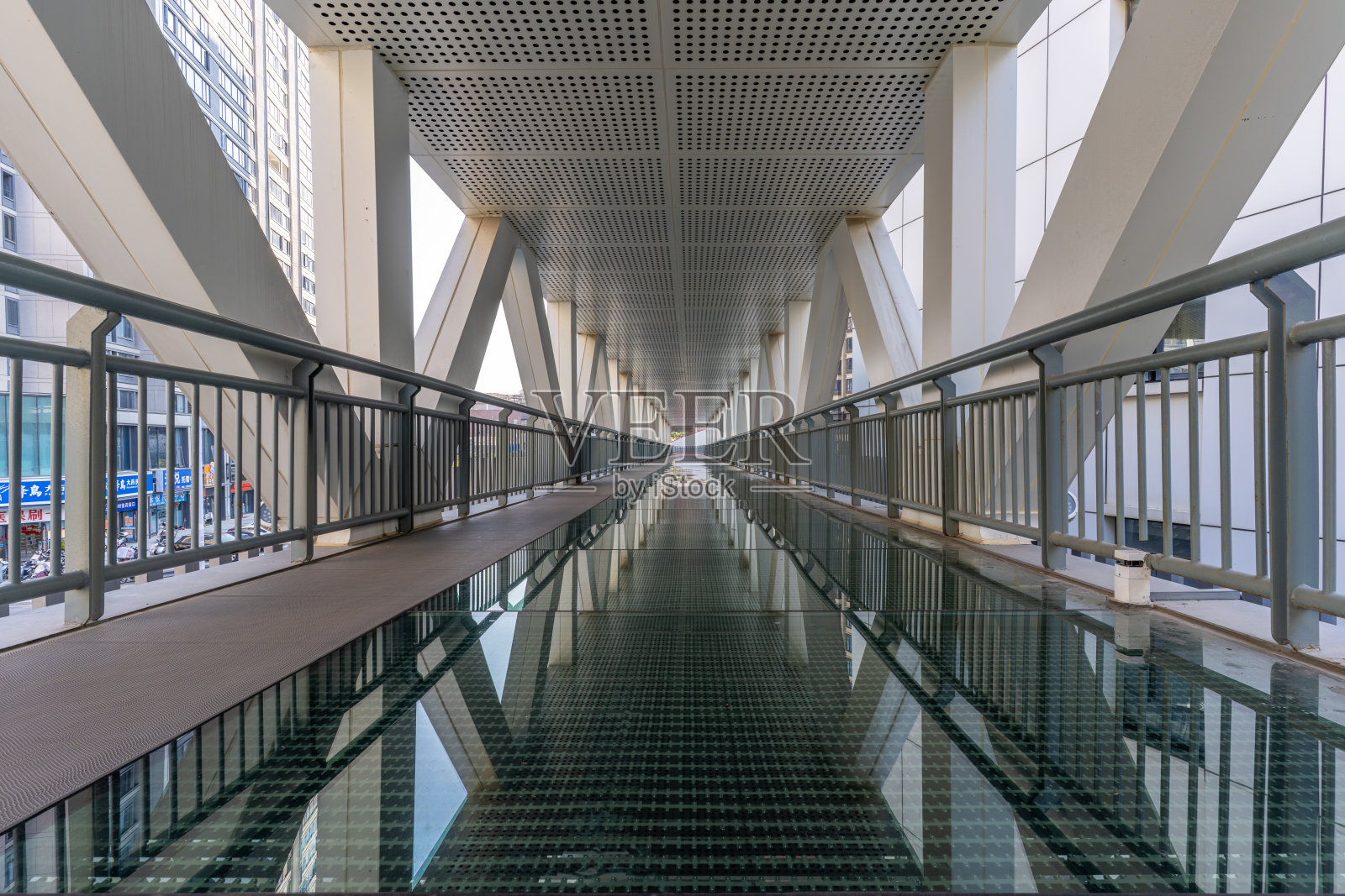 玻璃步道的行人天桥照片摄影图片