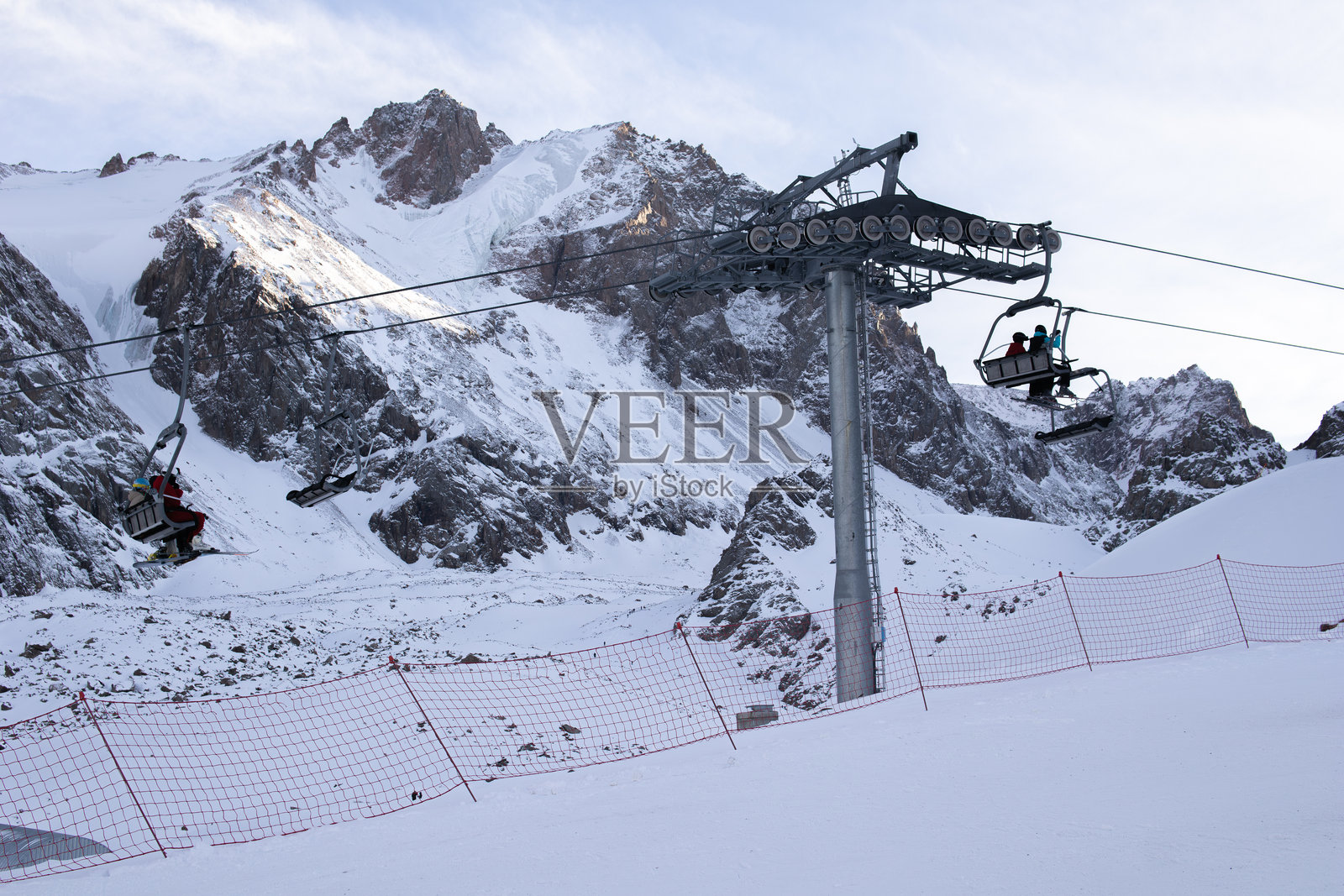 人们在山区享受活跃的假期,有缆车和索道交通。风景如画的高山景观,游客乘坐缆车,探索自然,进行探险旅行和户外休闲活动,位于现代化的山区度假胜地。照片摄影图片