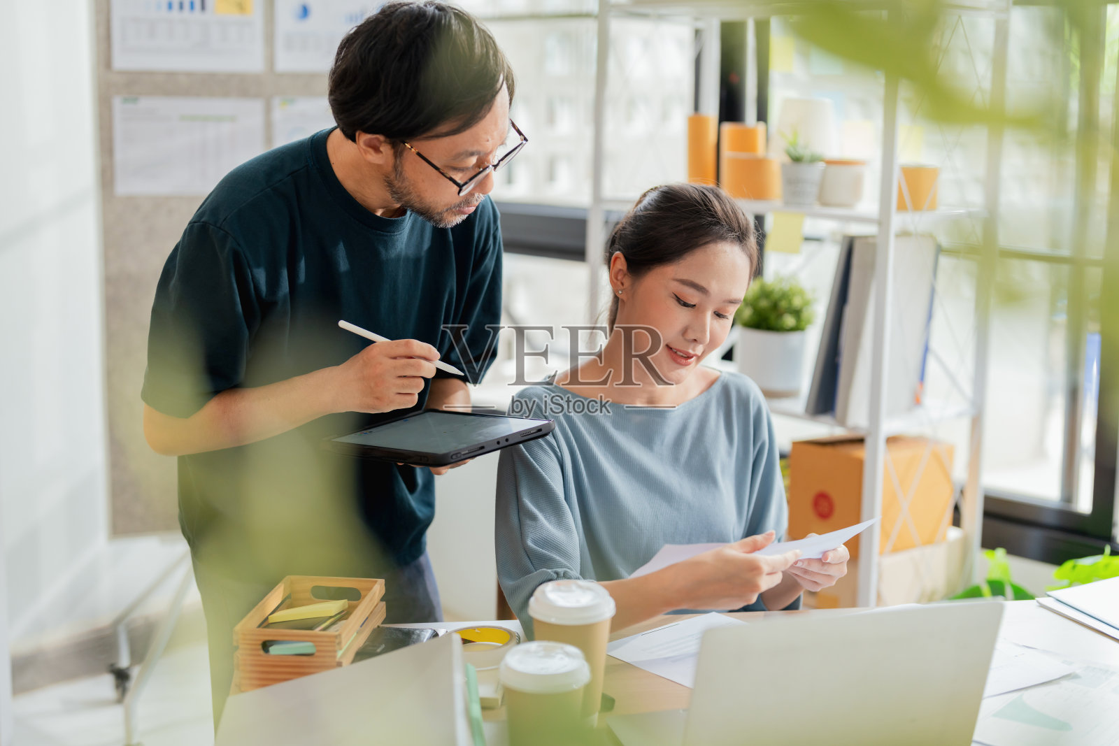一对雄心勃勃的亚洲夫妇在笔记本电脑上讨论创意项目,体验工作与生活的和谐,分享快乐成功的时刻,专注于在线会计。照片摄影图片