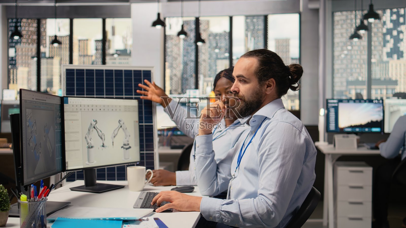 研发部门的同事们正在研究如何利用太阳能电池板生产绿色能源照片摄影图片