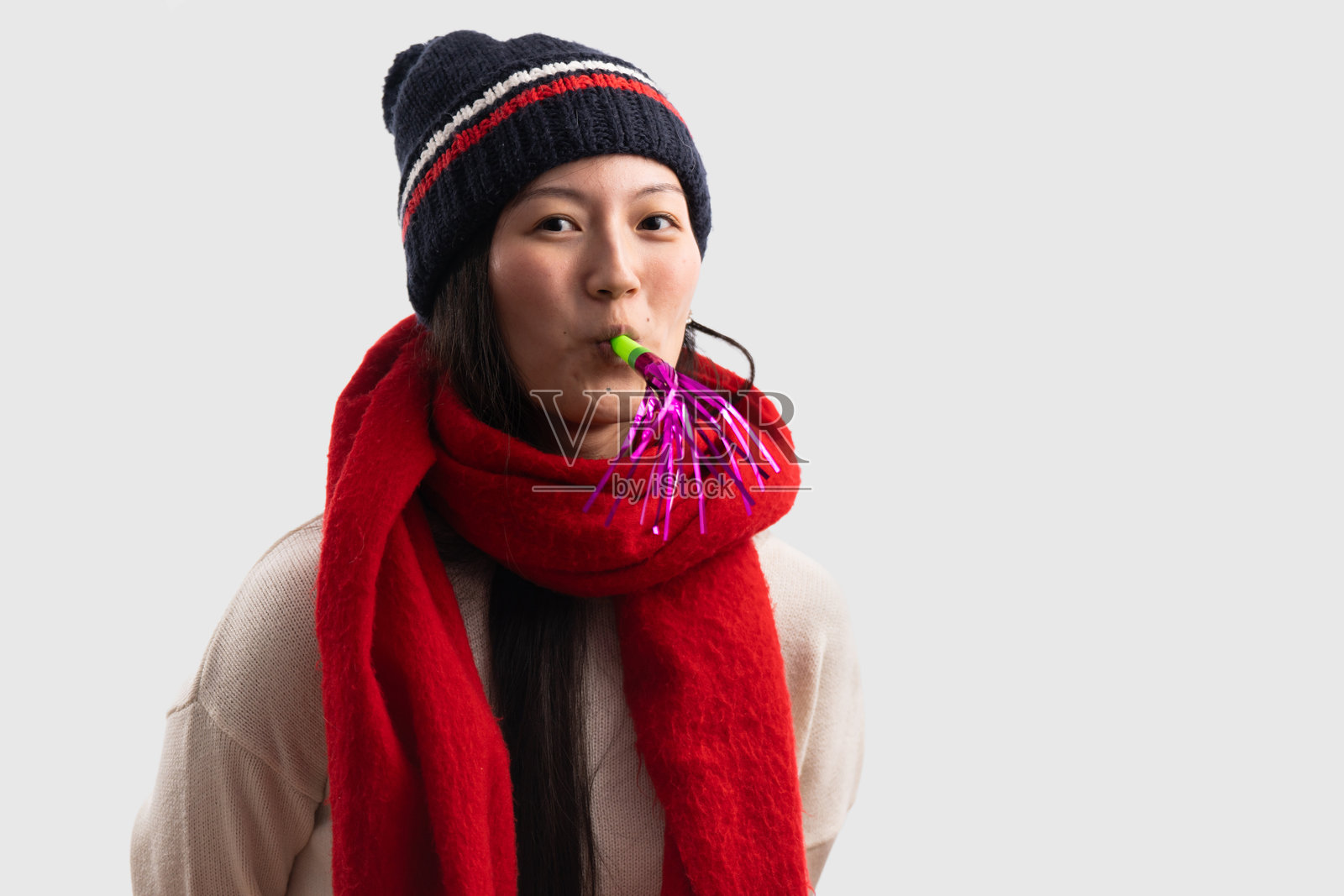 年轻女子用派对喇叭庆祝照片摄影图片