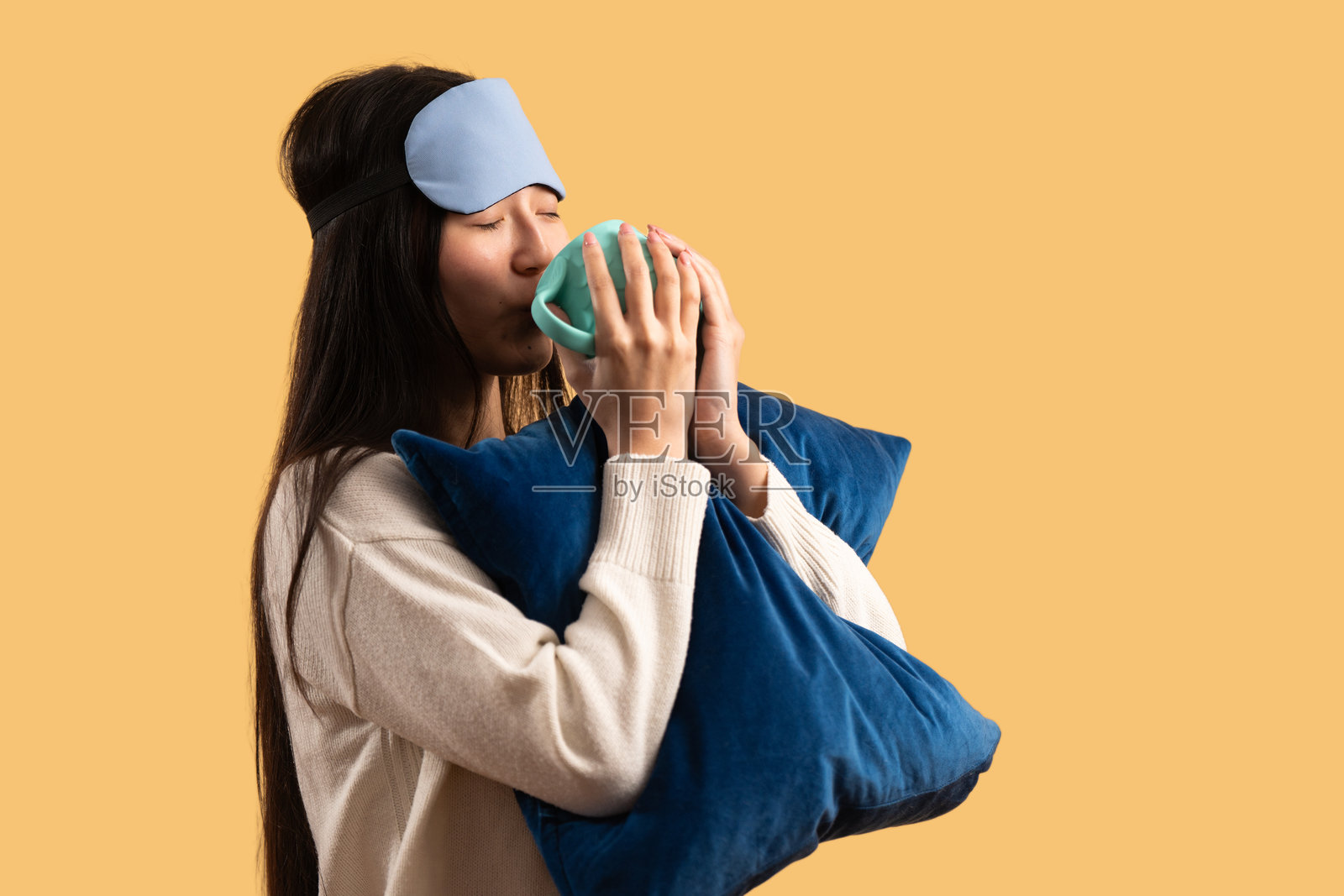 刚睡醒的年轻女子正在喝咖啡照片摄影图片