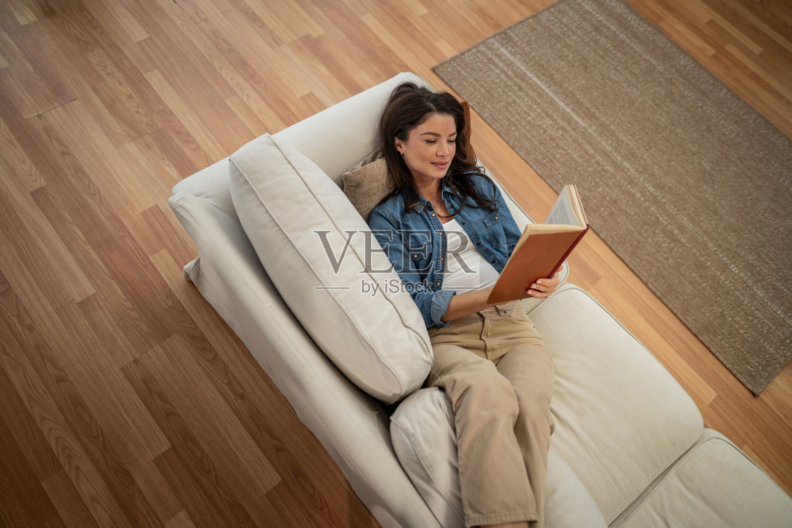 女人在家中沙发上放松阅读照片摄影图片