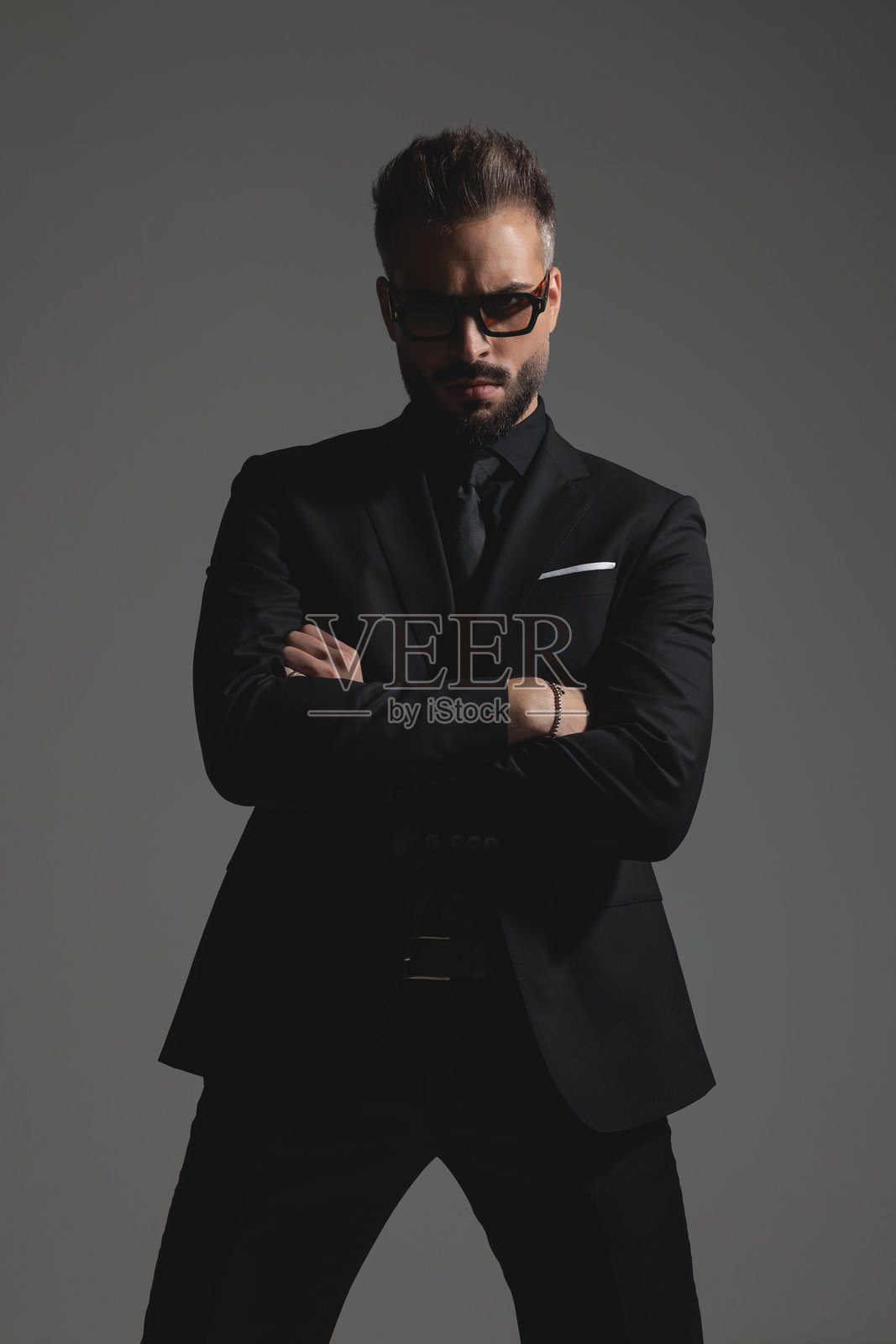 硬朗的男人双臂交叉站立照片摄影图片