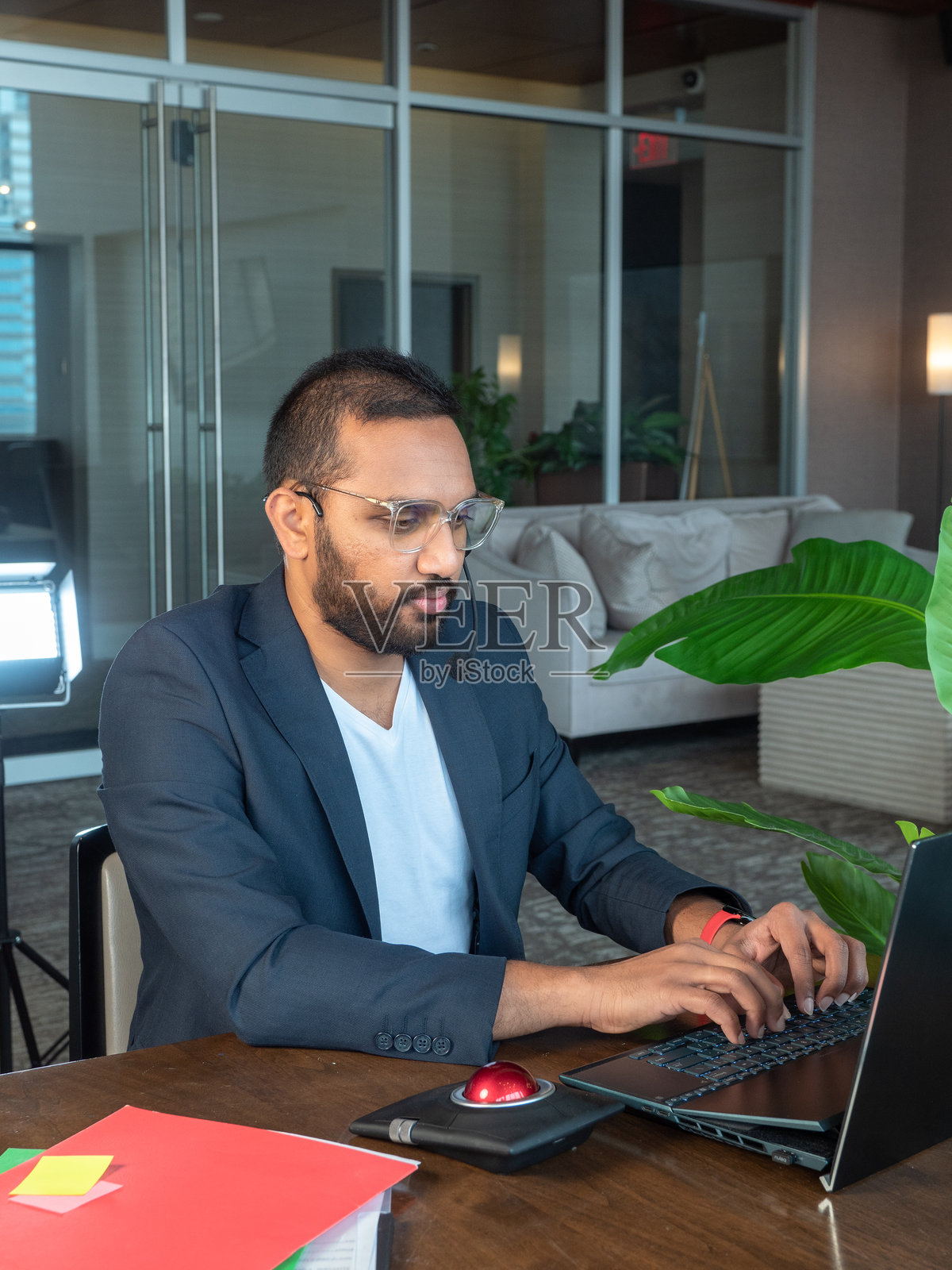 专业男士在现代办公空间远程工作照片摄影图片