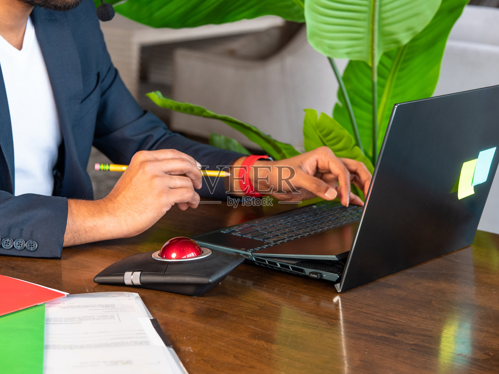 现代室内办公室里,一个人正在使用笔记本电脑工作照片摄影图片