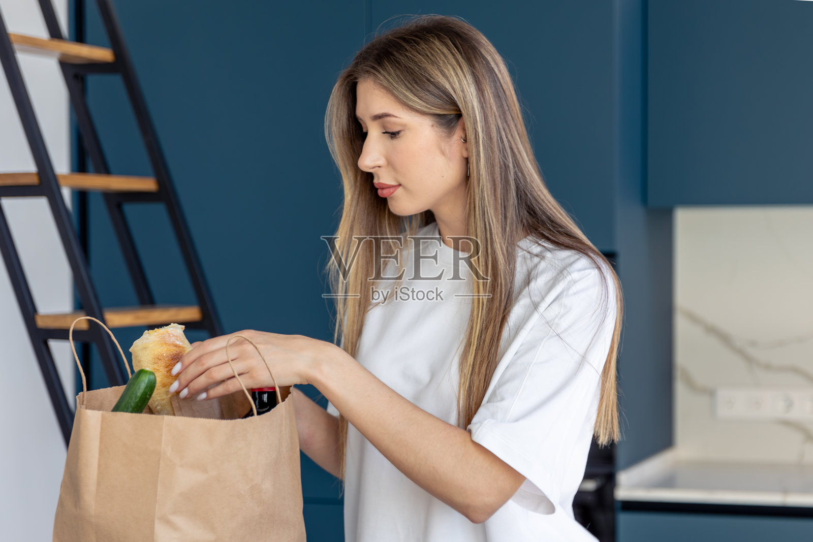 在现代厨房里拆开环保杂货。居家购物。照片摄影图片