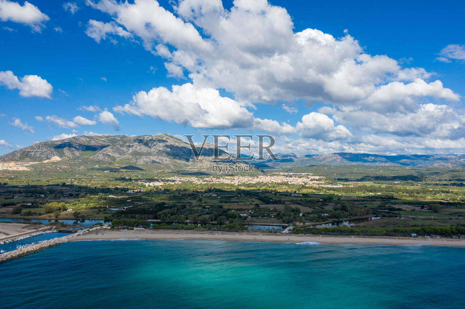 撒丁岛奥罗塞伊生动的海滩与山景照片摄影图片