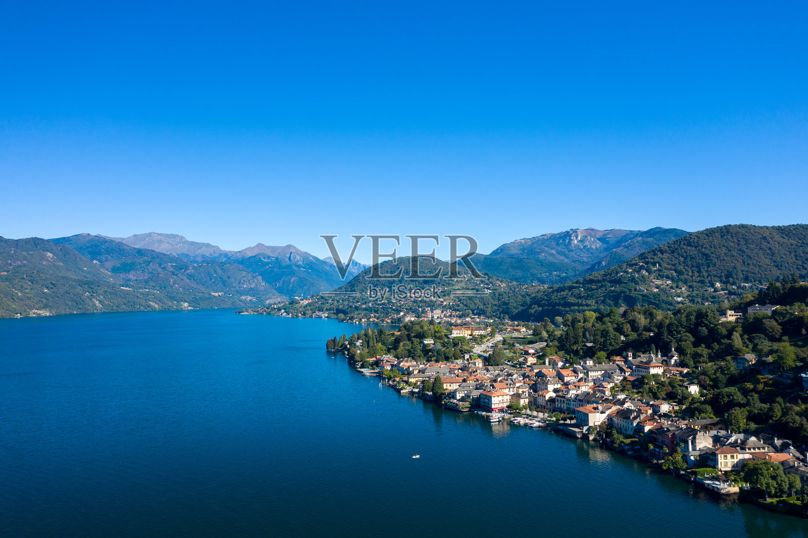 奥尔塔湖和山坡城镇的宽幅全景照片摄影图片