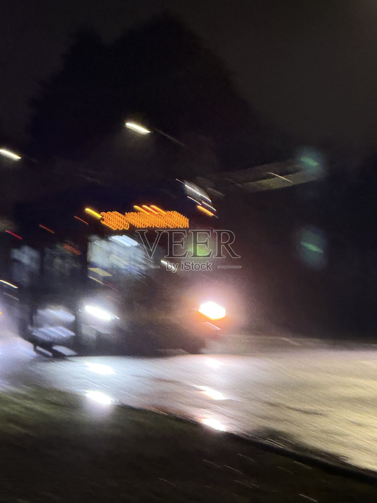 雨中巴士照片摄影图片